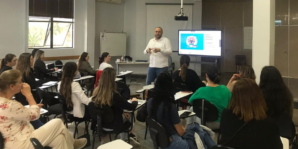 Programa Mais Comércio: curso “Inteligência emocional e vendas" inicia Nova Prata