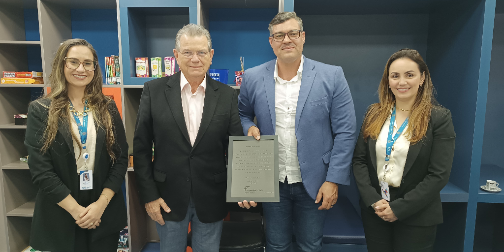 Presidente da Fecomércio-RS, Luiz Carlos Bohn, entrega placa comemorativa pelos 30 anos do Sindilojas Viamão