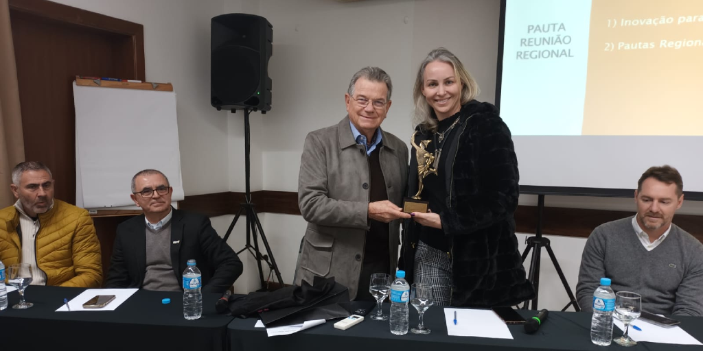Na ocasião, Bohn entregou para a presidente Secovi Centro Gaúcho, Liziane Stangarlin, o Troféu Mercúrio. O reconhecimento é uma homenagem aos 30 anos do Sindicato.