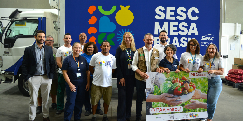 Grupo do Mesa Brasil, presidente da Conab, Edegar Pretto, em frente ao caminhão do programa Mesa Brasil