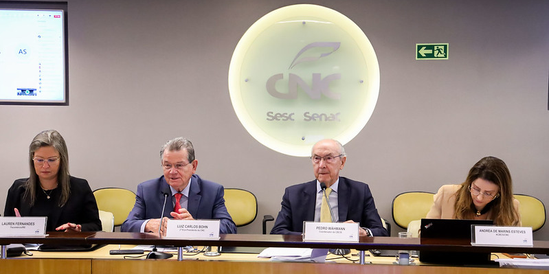 O presidente da Fecomércio-RS e 2º vice-presidente da CNC recebeu o material na reunião da CBCSI