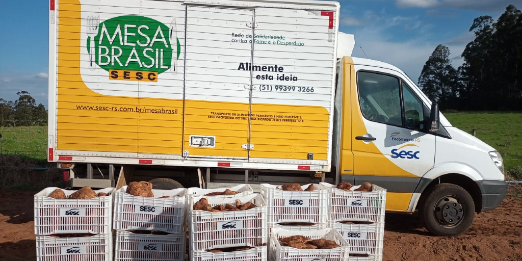 Caixas de batatas em frente a um caminhão do Sesc Mesa Brasil