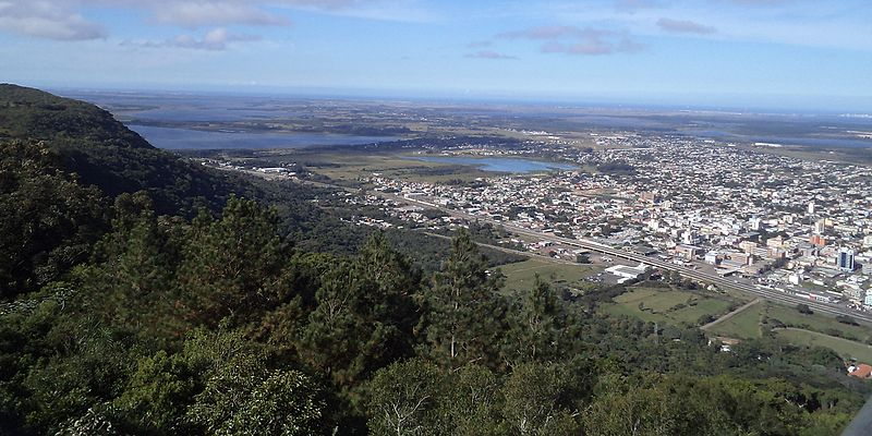 Vista do Mirante do Morro da Borussia com a cidade ao fundo e céu azul