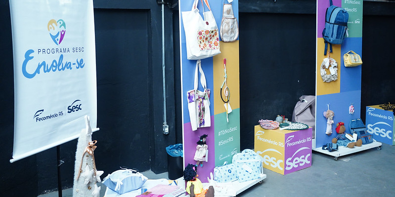 Exposição de Artesanato Sustentável, com bolsas, bonecas e outros itens
