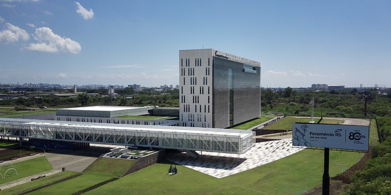imagem externa da sede da federação com outdoor contendo a logo da Fecomércio e o selo comemorativo dos 80 anos