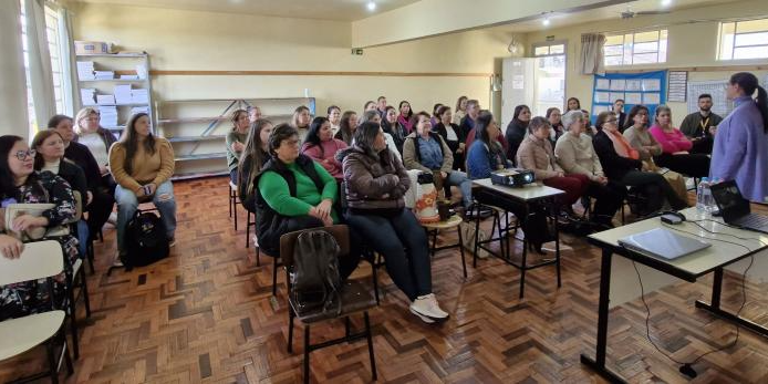 Mulher palestra em sala de aula
