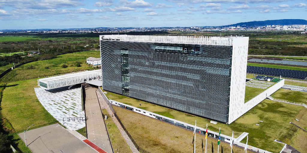 imagem área do prédio de 8 andares que comporta a administração regional da Fecomércio-RS, Sesc, Senac e IFEP