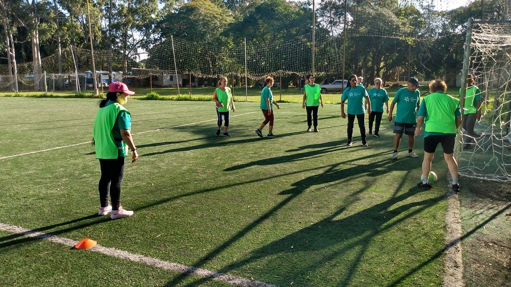 Integrantes do Sesc Maturidade Ativa praticando esporte no Sesc Redenção.