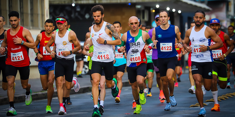 Grupo de corredores disputando uma maratona