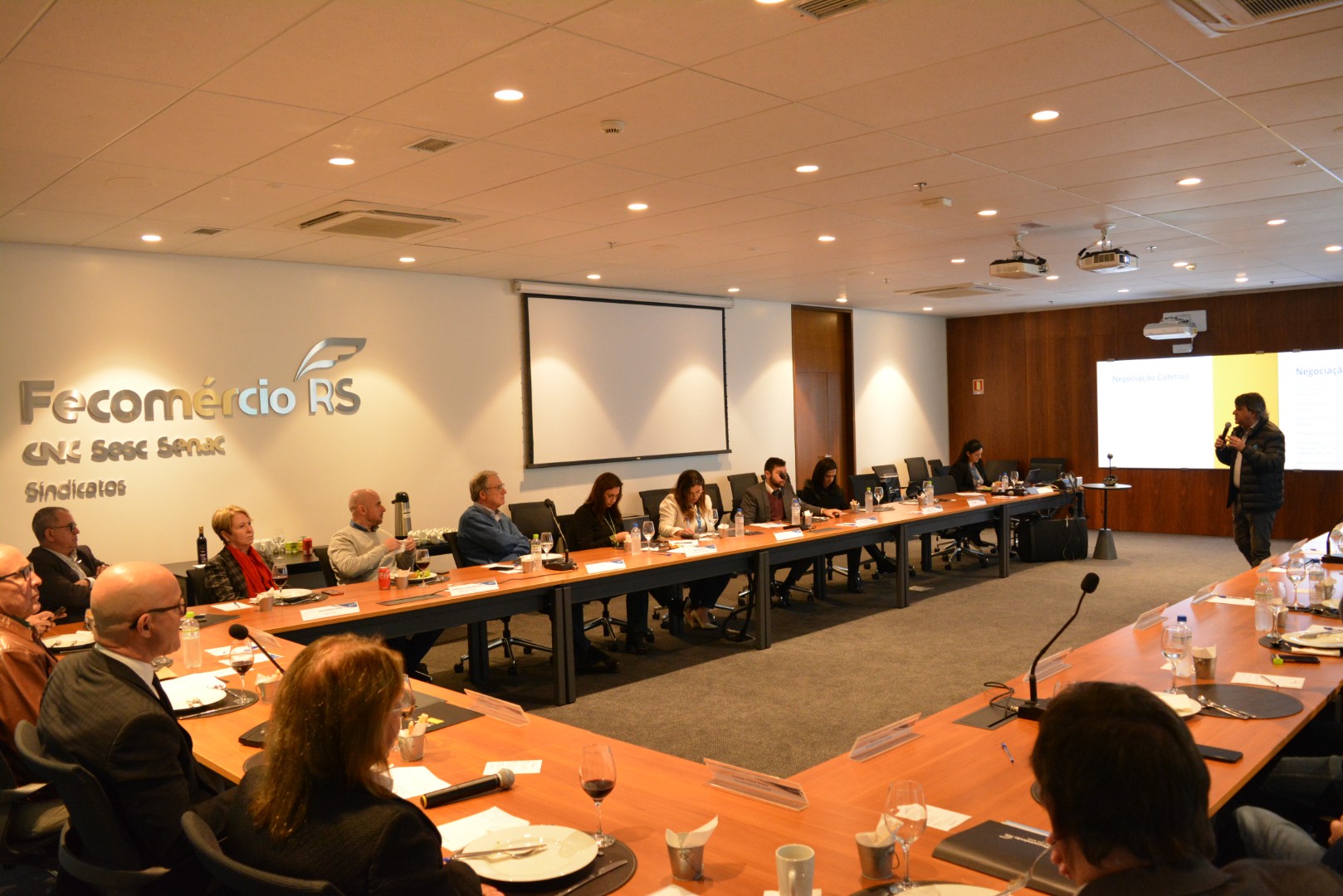 O encontro, realizado na sede da Fecomércio-RS e liderado pelo coordenador e vice-presidente da Federação, Joel Vieira Dadda, tratou de diferentes pautas.