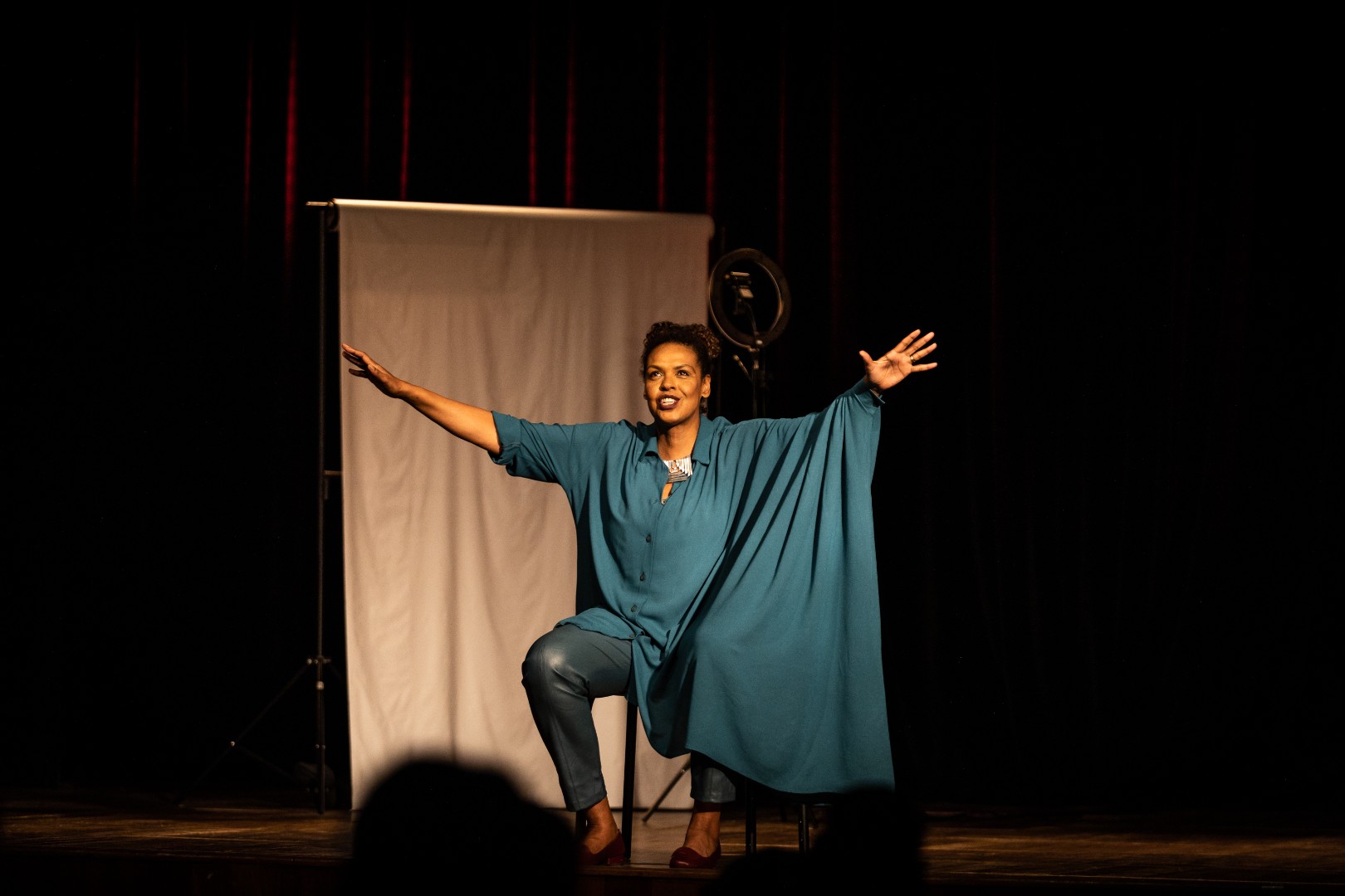 Imagem mostra cena da peça "Ninguém sabe meu nome", da atriz Ana Carbatti.