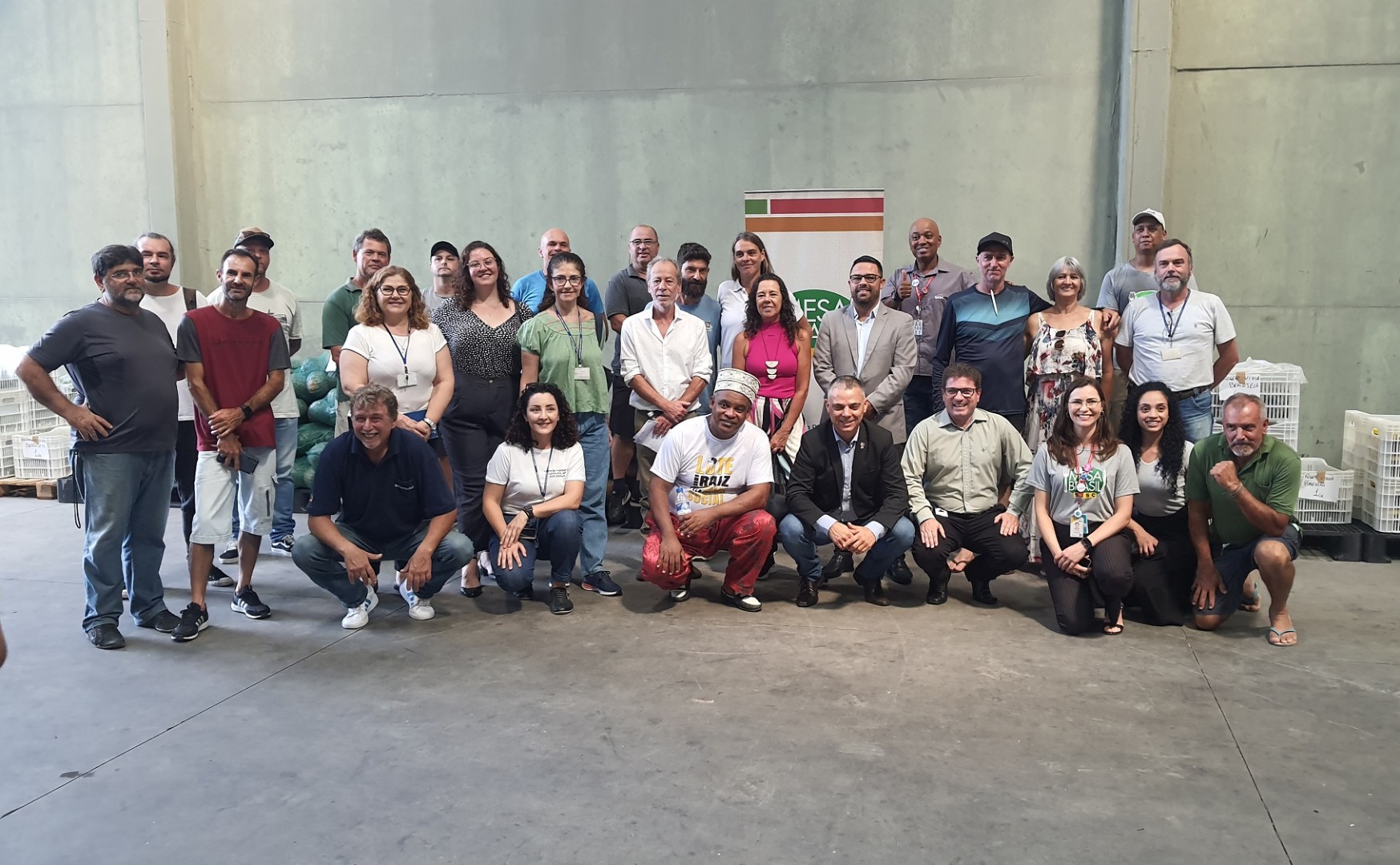 Colaboradores do Programa de Aquisição de Alimentos (PAA) de Porto Alegre posados para foto na sede do Sesc Comunidade