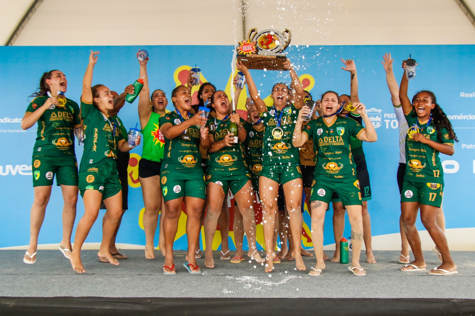 Campeões comemoram vitória no Circuito Verão Sesc de Esportes.