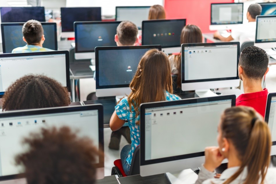 Pessoas sentadas utilizando computadores