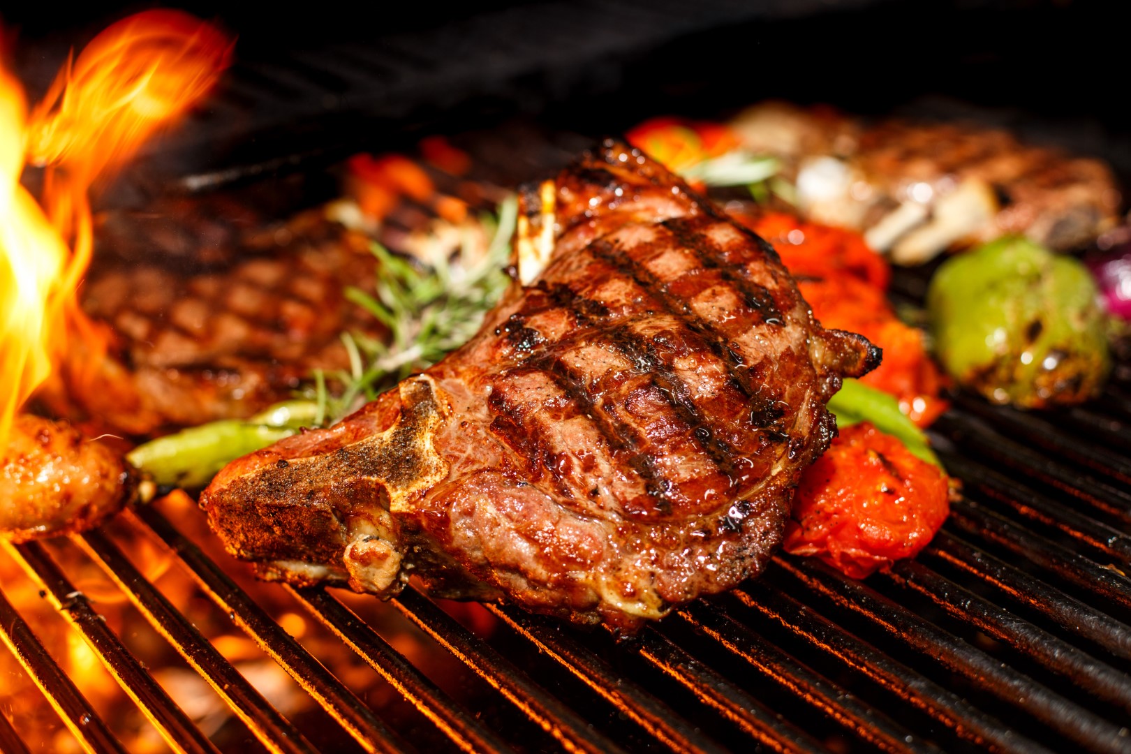 bife cozinhando no fogo com vegetais