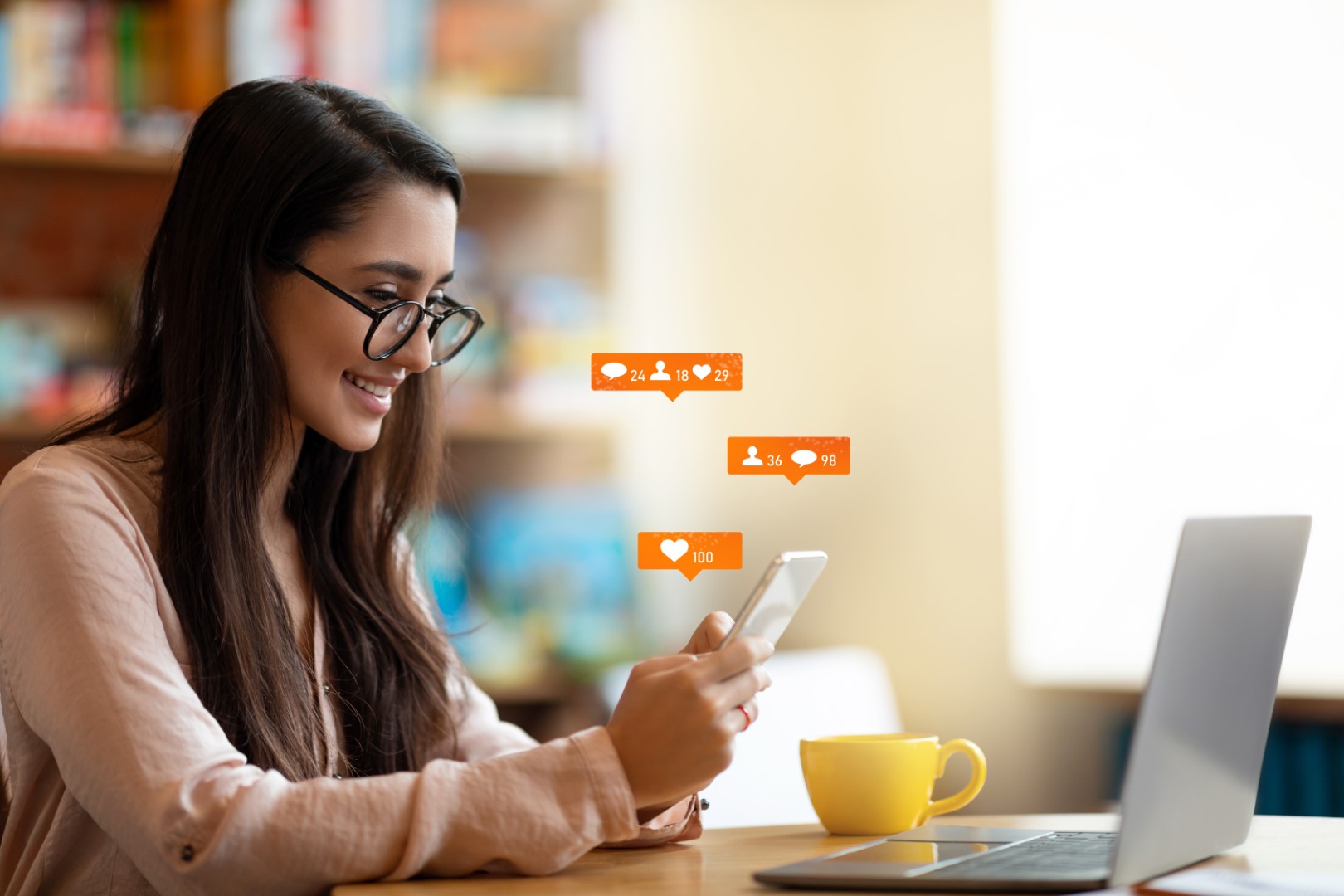 Blogueira latina feliz usando smartphone com ícones de notificação de redes sociais, sentado no café, espaço livre