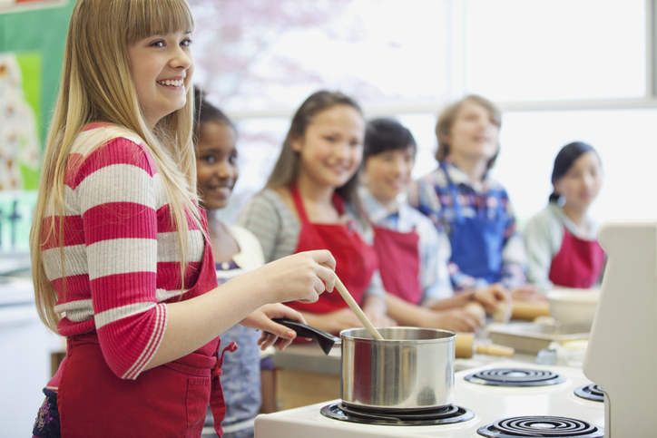 Alunos do ensino médio em aula de culinária.