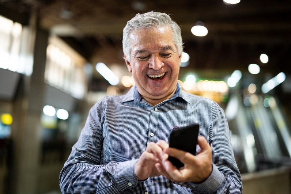 Homem utilizando celular.