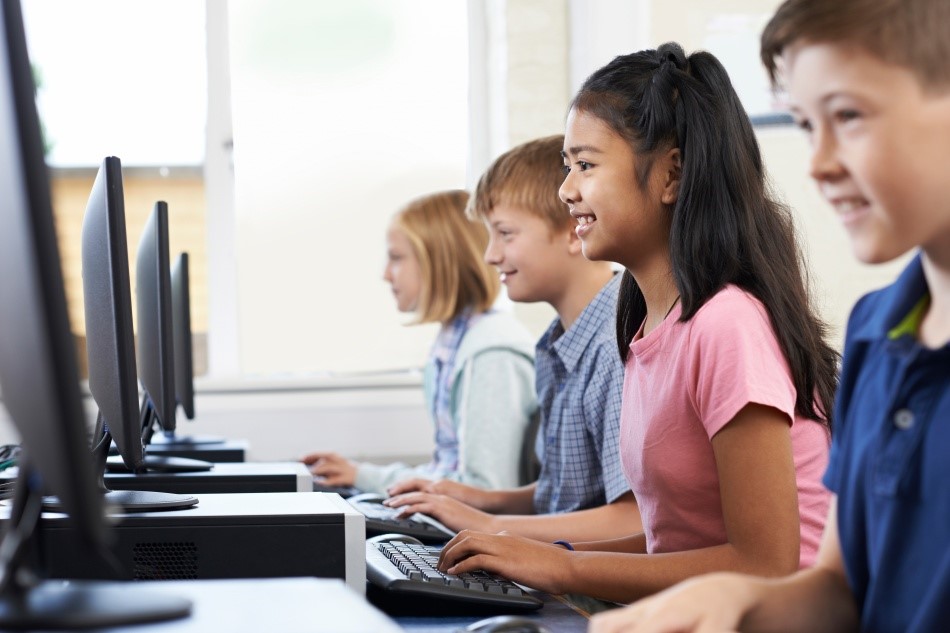 Adolescentes utilizando computadores.