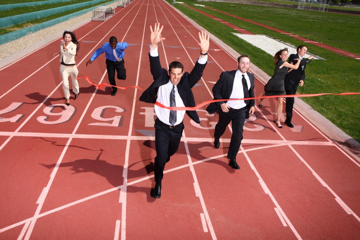 Pessoas correndo em uma pista de atletismo.