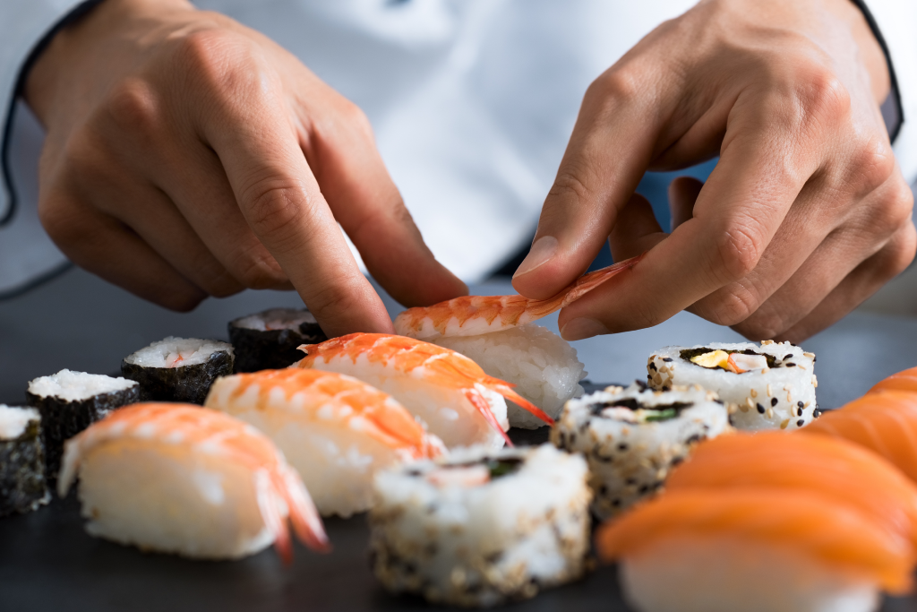 Imagem de peças de sushis sendo montadas