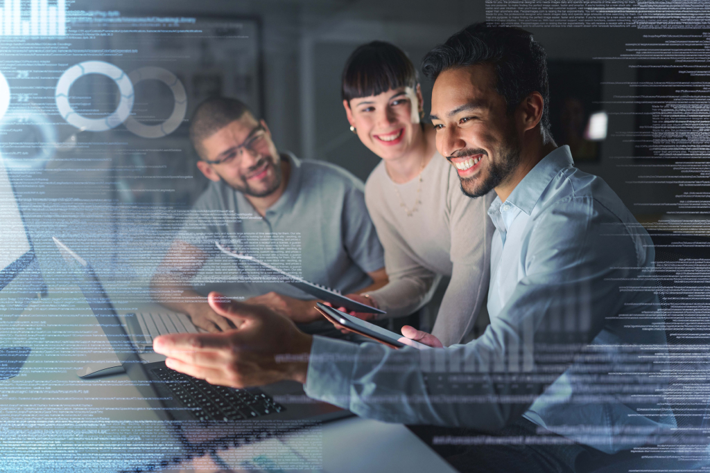 Imagem de uma equipe de 3 pessoas analisando informações no computador.